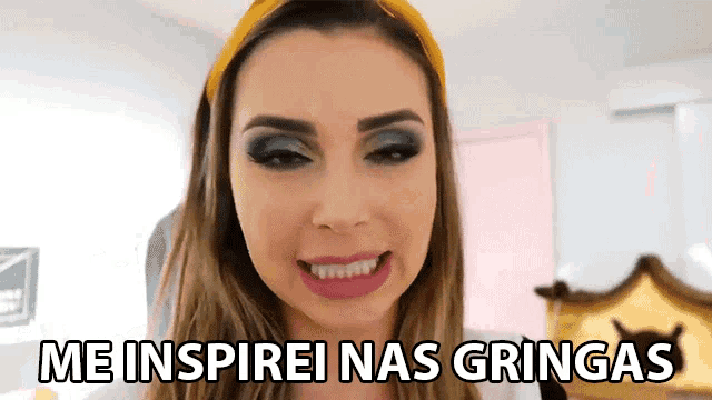 a woman is smiling with the words me inspirei nas gringas written below her
