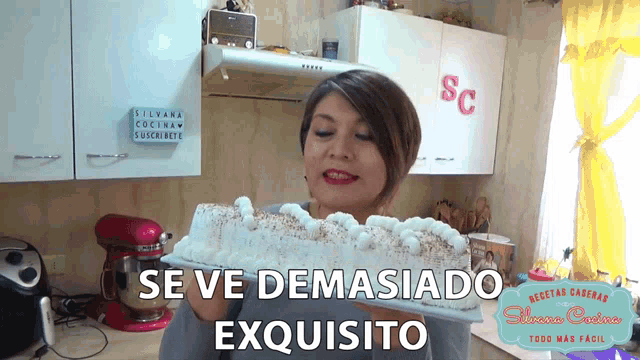 a woman holding a cake that says se ve demasiado exquisito on the bottom