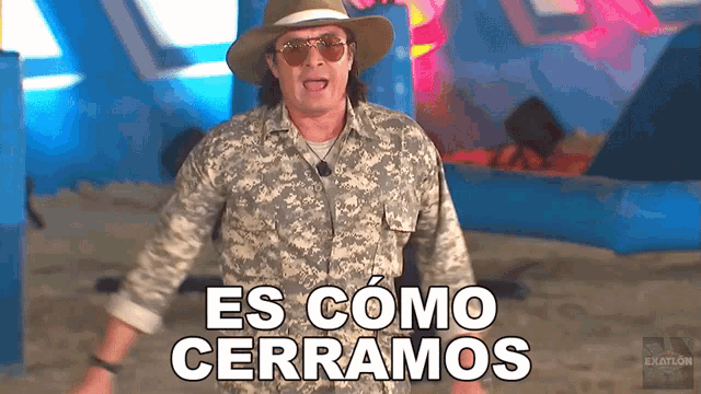 a man wearing a hat and sunglasses is standing in front of a sign that says es como cerramos