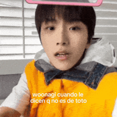 a young man wearing a yellow vest and a denim jacket says woonagi cuando ledicen q no es de toto