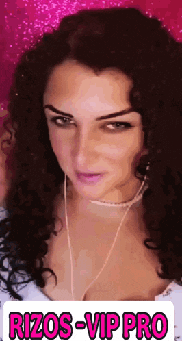 a picture of a woman with curly hair and the words rizos-vip pro above her