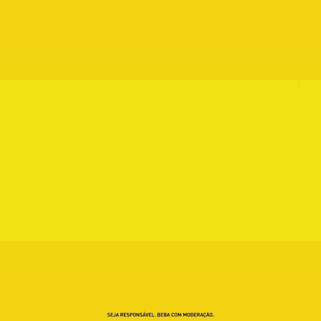 a speech bubble that says eu fico em casa on a yellow background