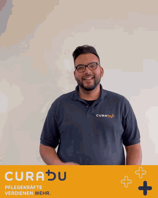 a man wearing a blue shirt that says curabu