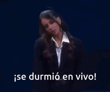 a woman in a suit is standing in front of a blue background and says " se durmio en vivo "