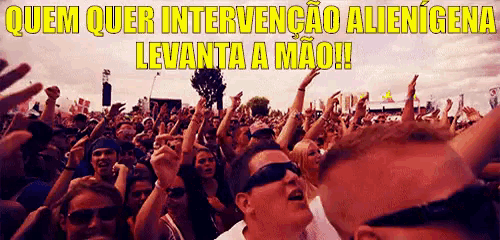 a crowd of people at a concert with quem quer intervencao alienigena levanta a mao written in yellow
