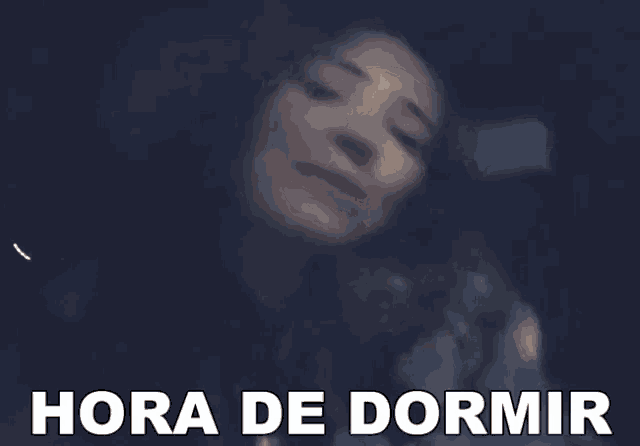 a woman is smiling with the words hora de dormir below her