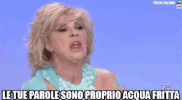 a woman says le tue parole sono proprio acqua fritta on a blue background