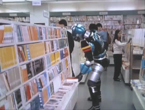 robô em uma biblioteca abrindo vários livros