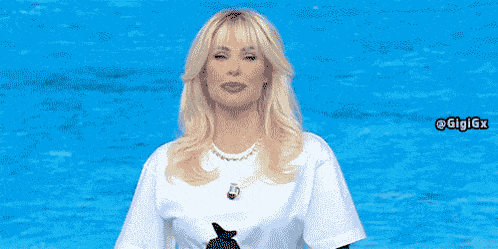 a woman says per uno che va in a blue background