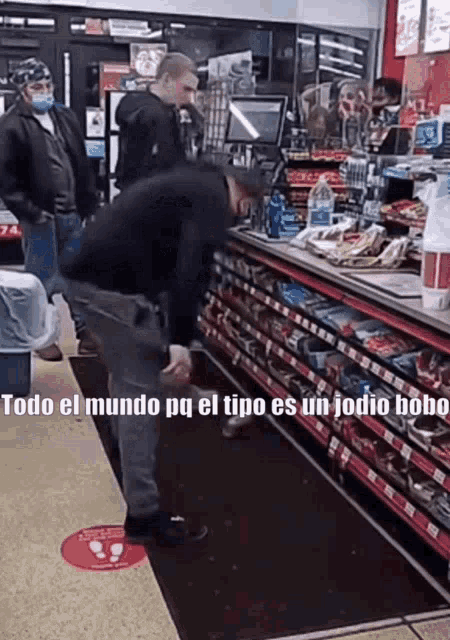 a man is bending over in a store with the words todo el mundo pq el tipo es un jodio bono