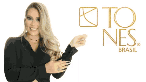 a woman in a black shirt stands in front of a sign that says " to nes brasil "
