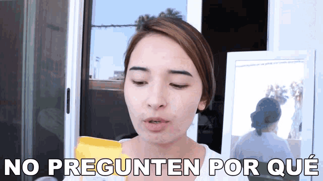 a woman is holding a bottle of lotion and says no preguntan por que