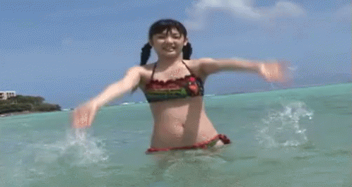 水遊び　海　自由　道重さゆみ Sayumi Michishige モーニング娘 GIF - Free Beach Ocean GIFs