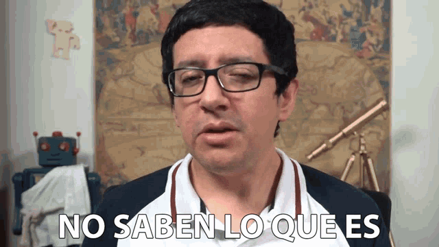 a man wearing glasses says " no saben lo que es " in front of a robot