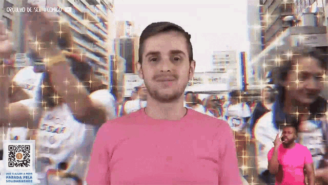 a man in a pink shirt is standing in front of a screen that says parada pela solidariedade