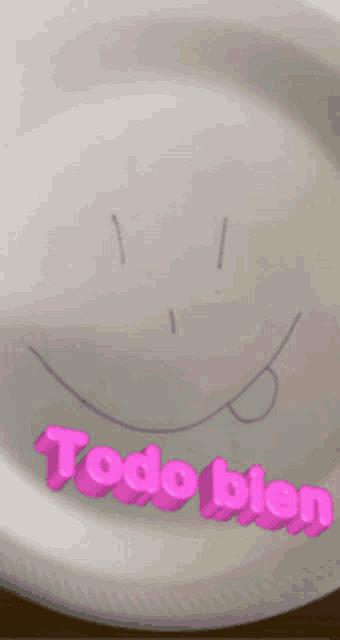 a white plate with a drawing of a face and the words todo bien on it