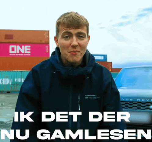 a man standing in front of a range rover with the words " ik det der nu gamlesen " on the bottom
