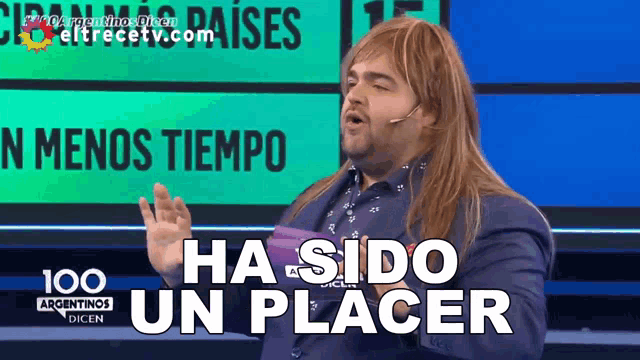 a man with long hair says ha sido un placer in front of a sign that says n menos tiempo