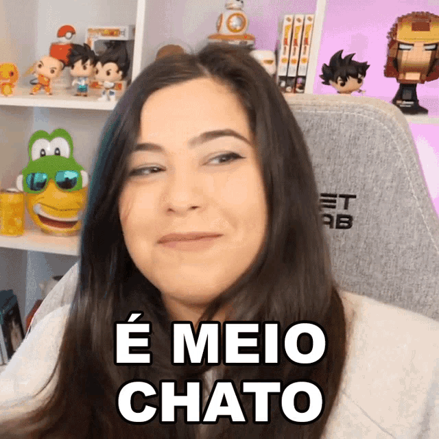 a woman says e meio chato in front of a shelf full of funko pop figures