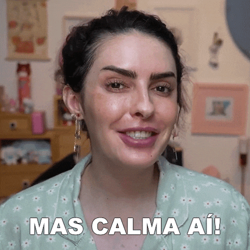 a woman says mas calma ai and smiles