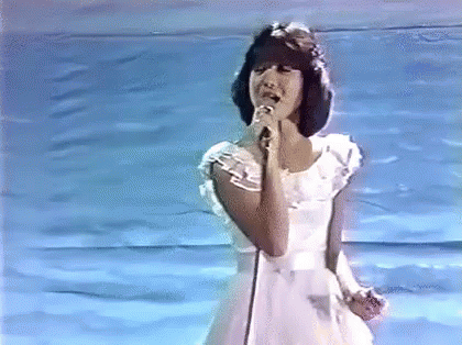 若い松田聖子がチェリーブラッサムを歌う 昭和 GIF - Matsuda Seiko Showa GIFs