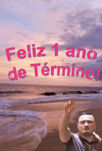 a man on a beach with the words feliz 1 ano de termine written on it