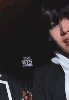 a close up of a person wearing a hoodie that says sde