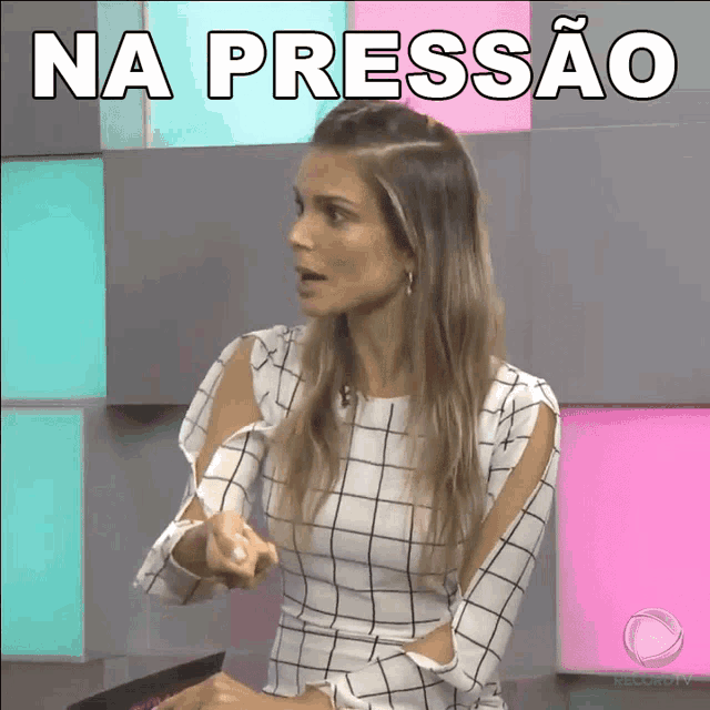 a woman in a plaid dress says na pressão