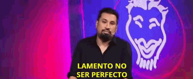 a man with a beard is standing in front of a sign that says lamento no ser perfecto on it