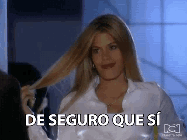 a woman in a white shirt with the words de seguro que si written on it