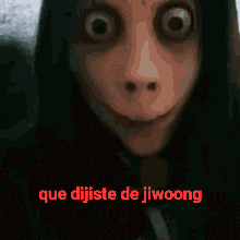 a picture of a woman holding a knife with the words que dijiste de jiwoong above her
