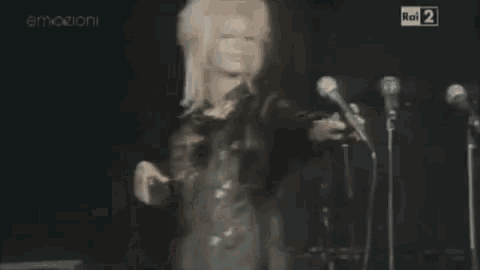 Patty Pravo Singing GIF - Patty Pravo Singing Concert GIFs