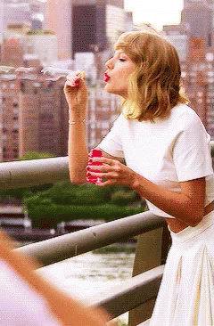 Taylor Swift Bubbles GIF - Taylor Swift Bubbles Blow GIFs