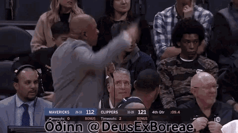 a basketball game is being played between the mavericks and the clippers
