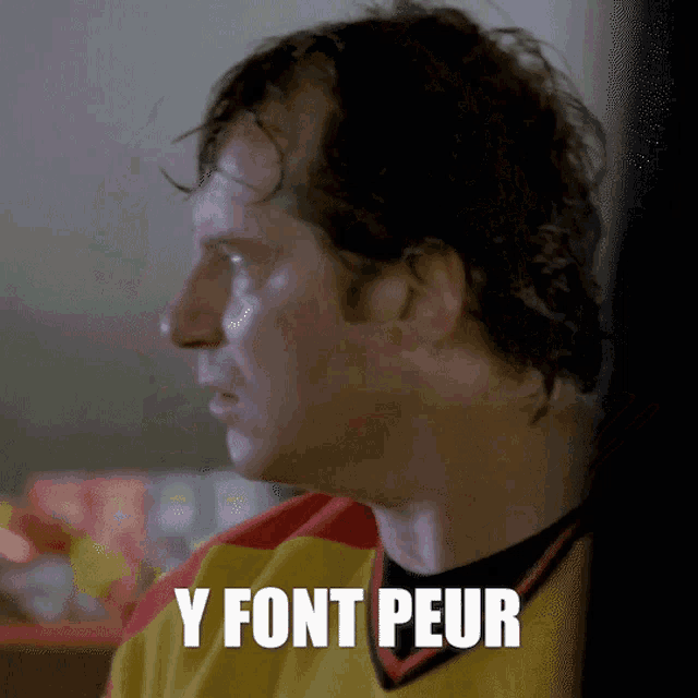 a man wearing a yellow and red shirt with the words y font peur on the bottom