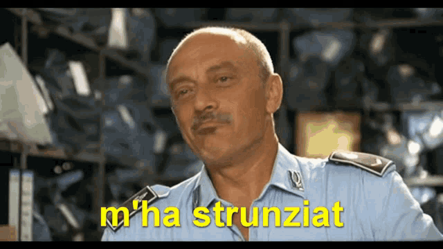 a man in a blue shirt says m'ha strunziat