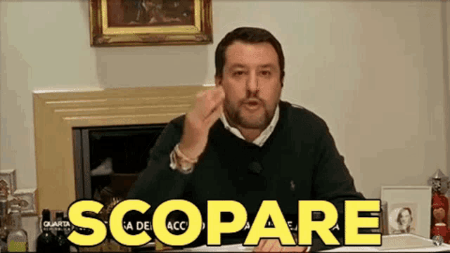 a man giving a speech with the word scopare in yellow