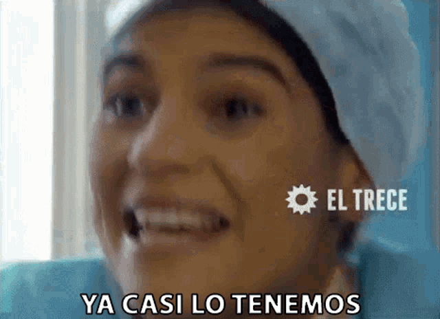 a close up of a woman wearing a surgical cap with el trece written on it