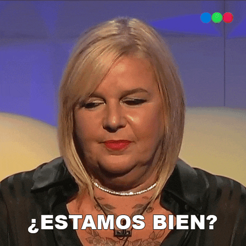 a woman with blonde hair and a pearl necklace says " estamos bien "