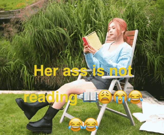 Umji Her Ass Is Not Reading GIF - Umji Her Ass Is Not Reading Viviz GIFs