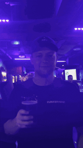 a man wearing a black shirt that says dunkel on it
