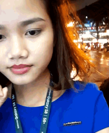 a woman is wearing a lanyard that says galaxy s8