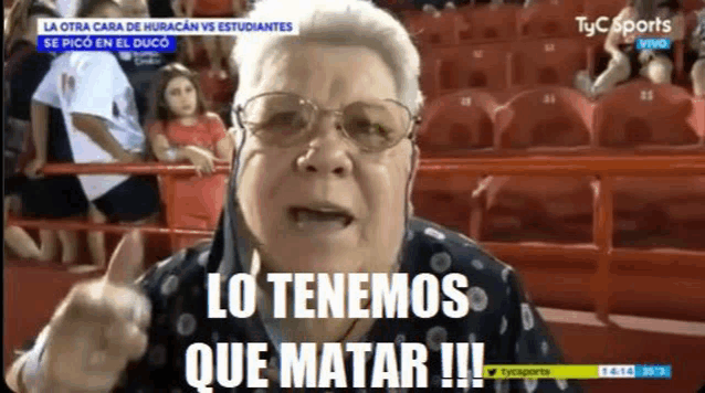 an older woman giving a thumbs up with the words lo tenemos que matar