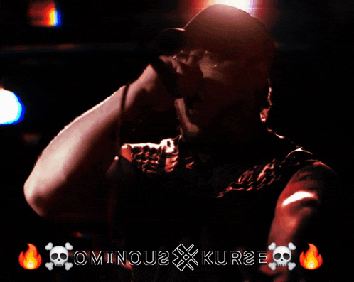 a man singing into a microphone with the words dominou2 kurze written below him