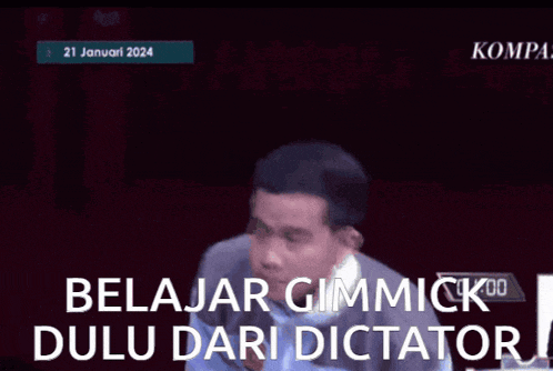 a man is giving a speech with the words belajar gimmick dulu dari dictator written below him
