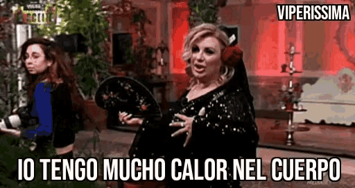 a woman is holding a fan in front of her chest and says io tengo mucho calor nel cuerpo