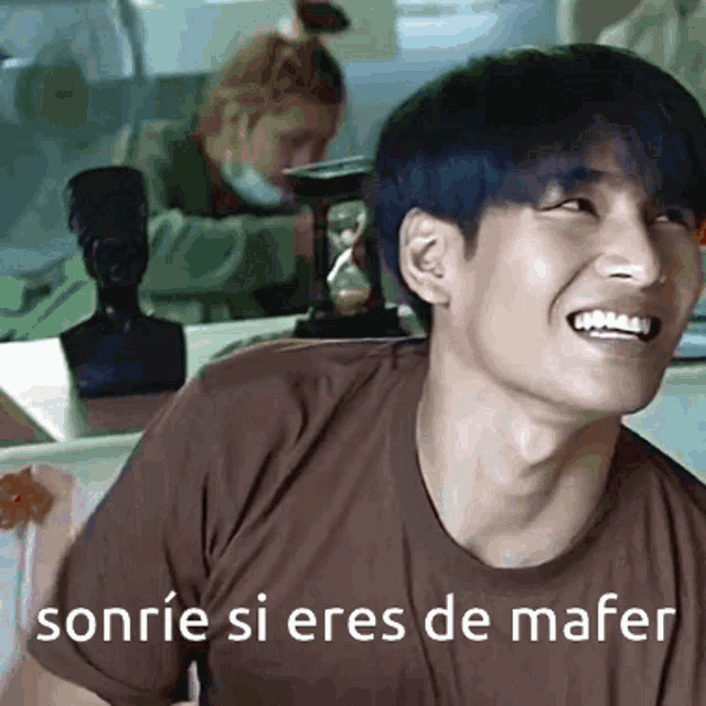 a man in a brown shirt is smiling with the words sonrie si eres de mafer written below him