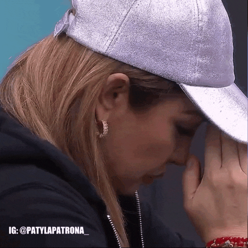 a close up of a woman wearing a hat with the hashtag patylaparona