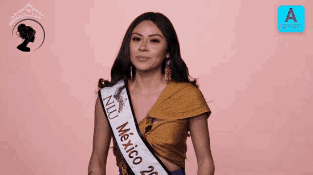 a woman is wearing a sash that says niu me on it