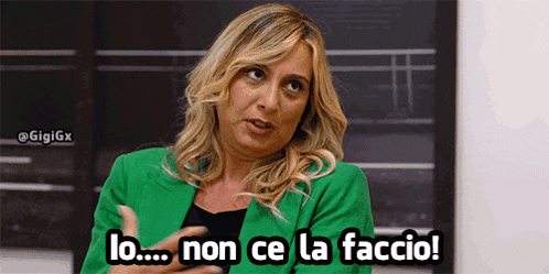 a woman in a green jacket is saying lo non ce la faccio